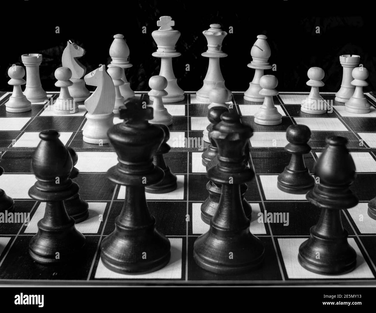 Scacchi gioco di apertura scacchiera mono B&W King e regina Foto Stock