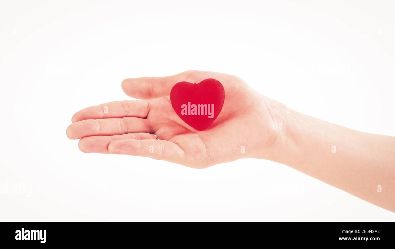 San Valentino rosso nel palmo di una donna. Foto con spazio per la copia Foto Stock