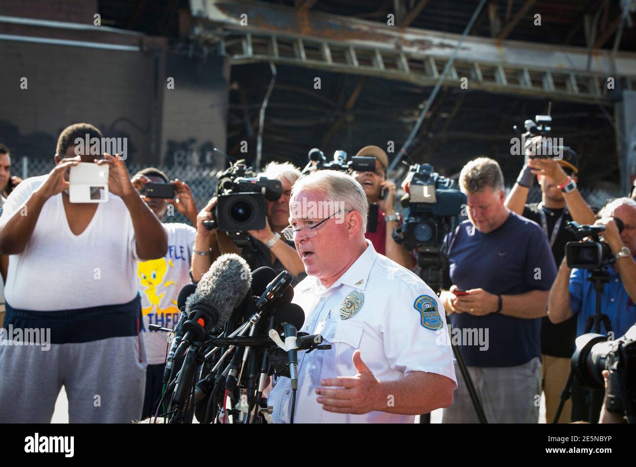 Thomas Jackson, capo della polizia di Ferguson, annuncia il nome dell'ufficiale coinvolto nella sparatoria di Michael Brown come ufficiale Darren Wilson, a Ferguson, Missouri, 15 agosto 2014. Il briefing si è tenuto nei pressi di un minimarket QuikTrip che era stato bruciato durante le proteste per le riprese di Brown, 18, sabato scorso. REUTERS/Lucas Jackson (STATI UNITI - Tags: LA LEGGE CIVILE SUL CRIMINE) Foto Stock