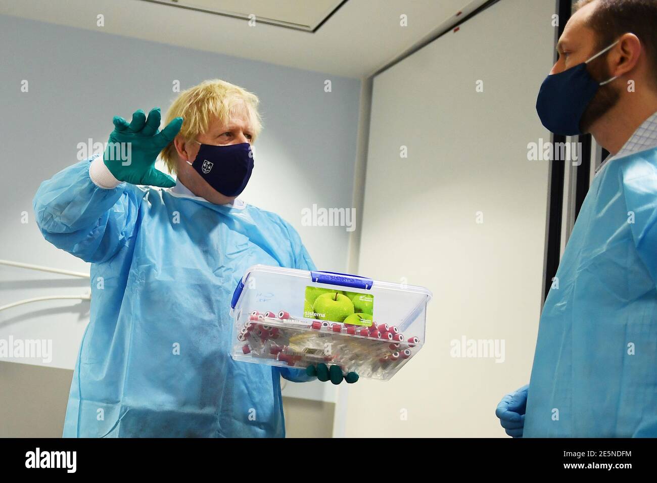 Il primo ministro Boris Johnson è esposto al Lighthouse Laboratory, utilizzato per processare campioni di reazione a catena della polimerasi (PCR) per il coronavirus, durante una visita al campus della Queen Elizabeth University Hospital di Glasgow durante la sua visita di un giorno in Scozia. Data immagine: Giovedì 28 gennaio 2021. Foto Stock