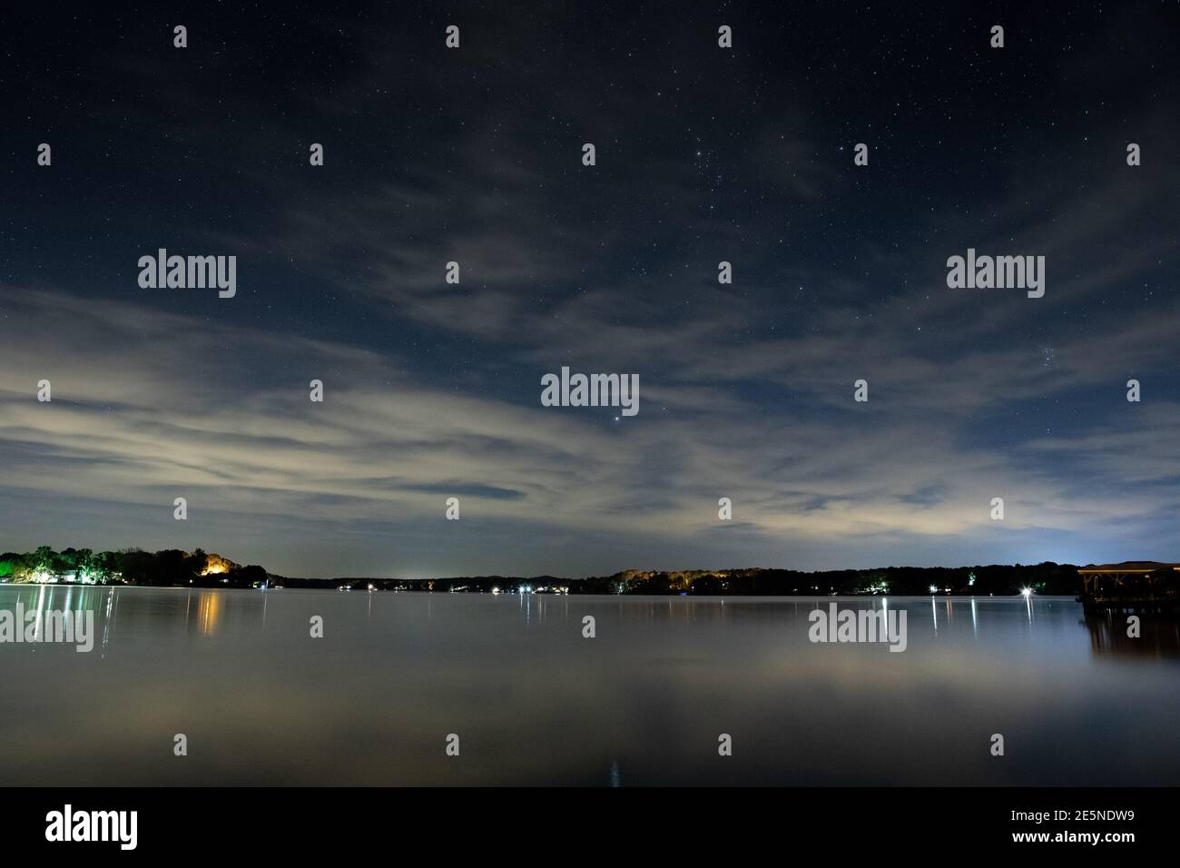 Stelle luminose e nuvole sottili sul lago Tillery, North Carolina Foto Stock
