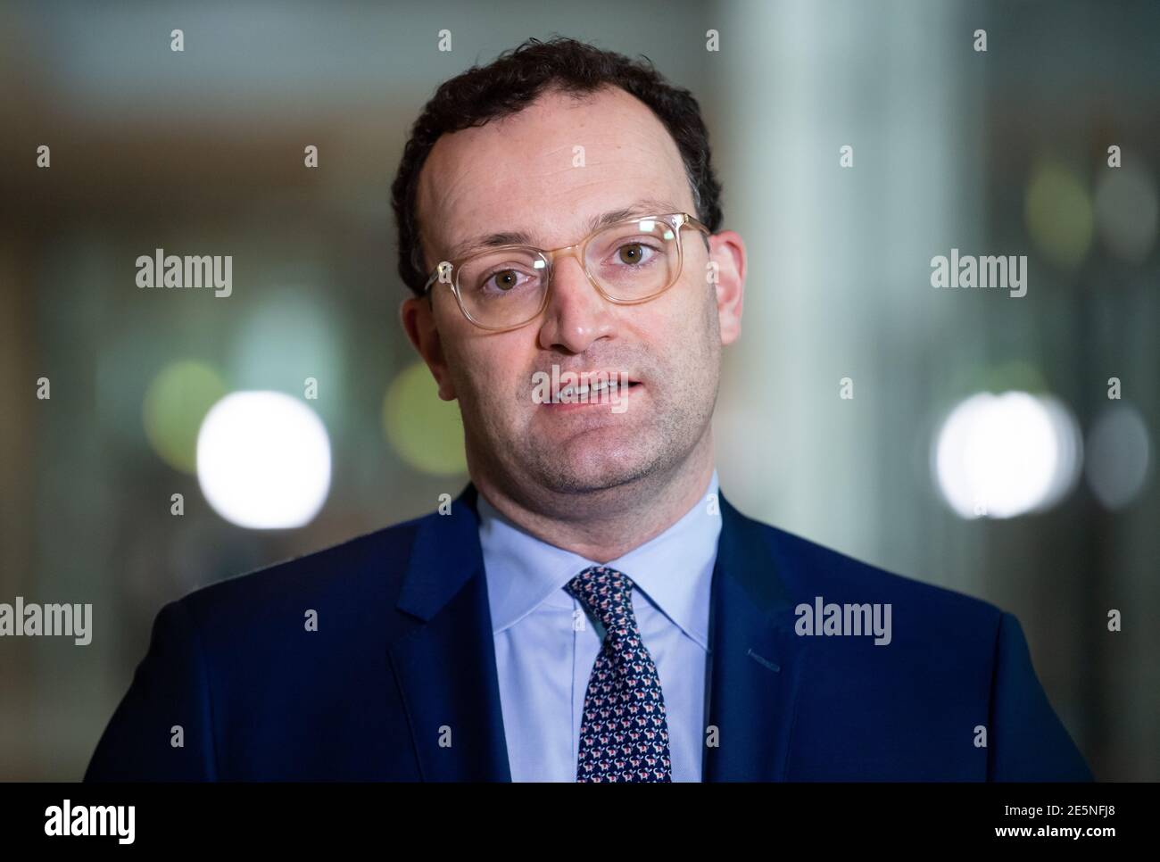 Berlino, Germania. 28 Gennaio 2021. Jens Spahn (CDU), Ministro federale della sanità, commenta il tema delle maschere per i beneficiari del sostegno al reddito di base a margine della sessione plenaria del Bundestag tedesco. I temi principali della 206a sessione del diciannovesimo periodo legislativo sono la relazione economica annuale, un disegno di legge sull'aumento della sicurezza INFORMATICA per le infrastrutture critiche, l'ordinanza sull'elenco dei candidati alle elezioni alle condizioni di Corona e il progetto di legge sulla mobilitazione dei terreni edificabili. Credit: Bernd von Jutrczenka/dpa/Alamy Live News Foto Stock