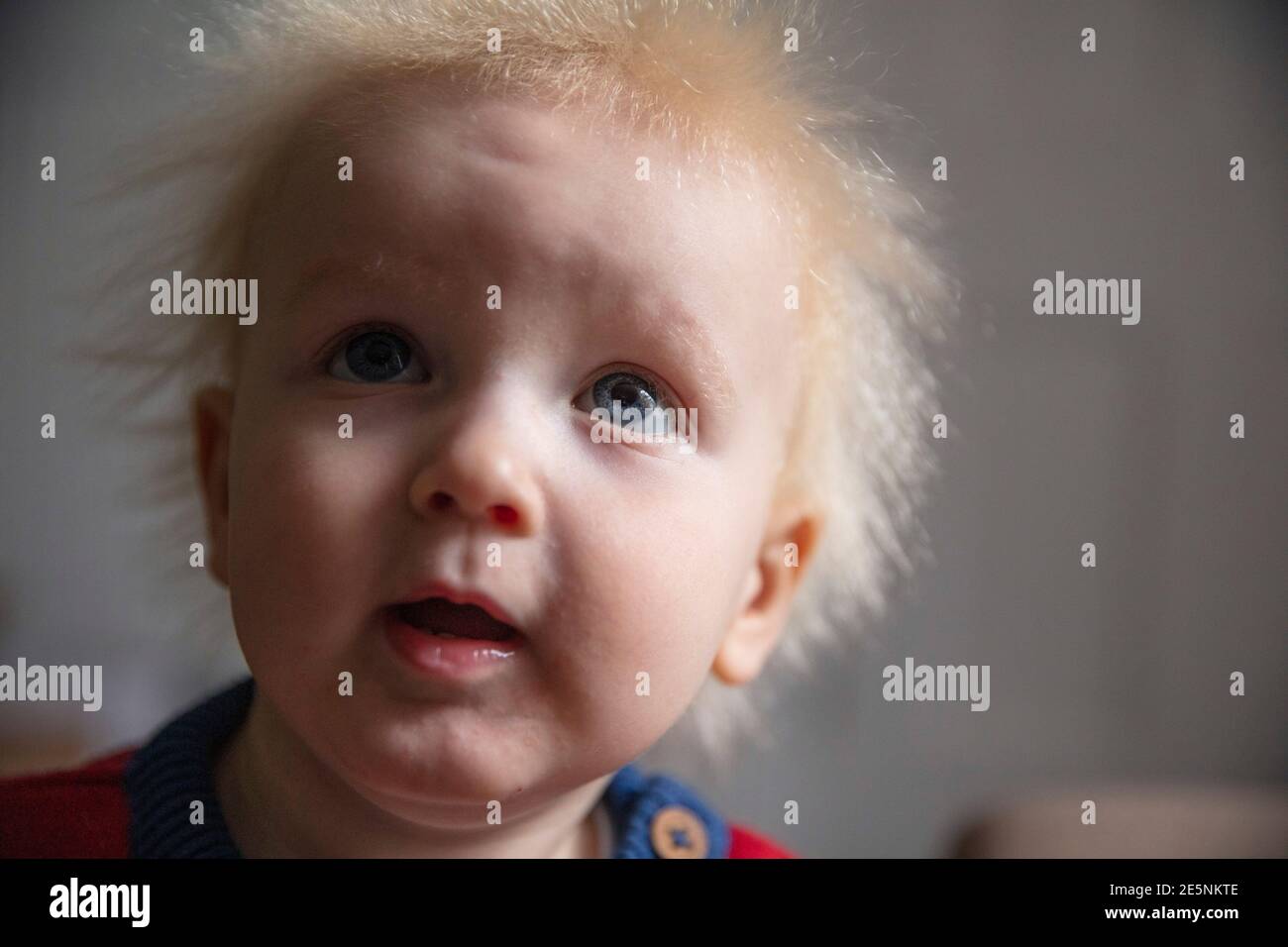 Ritratto di un simpatico bambino di un anno che guarda in su Foto Stock