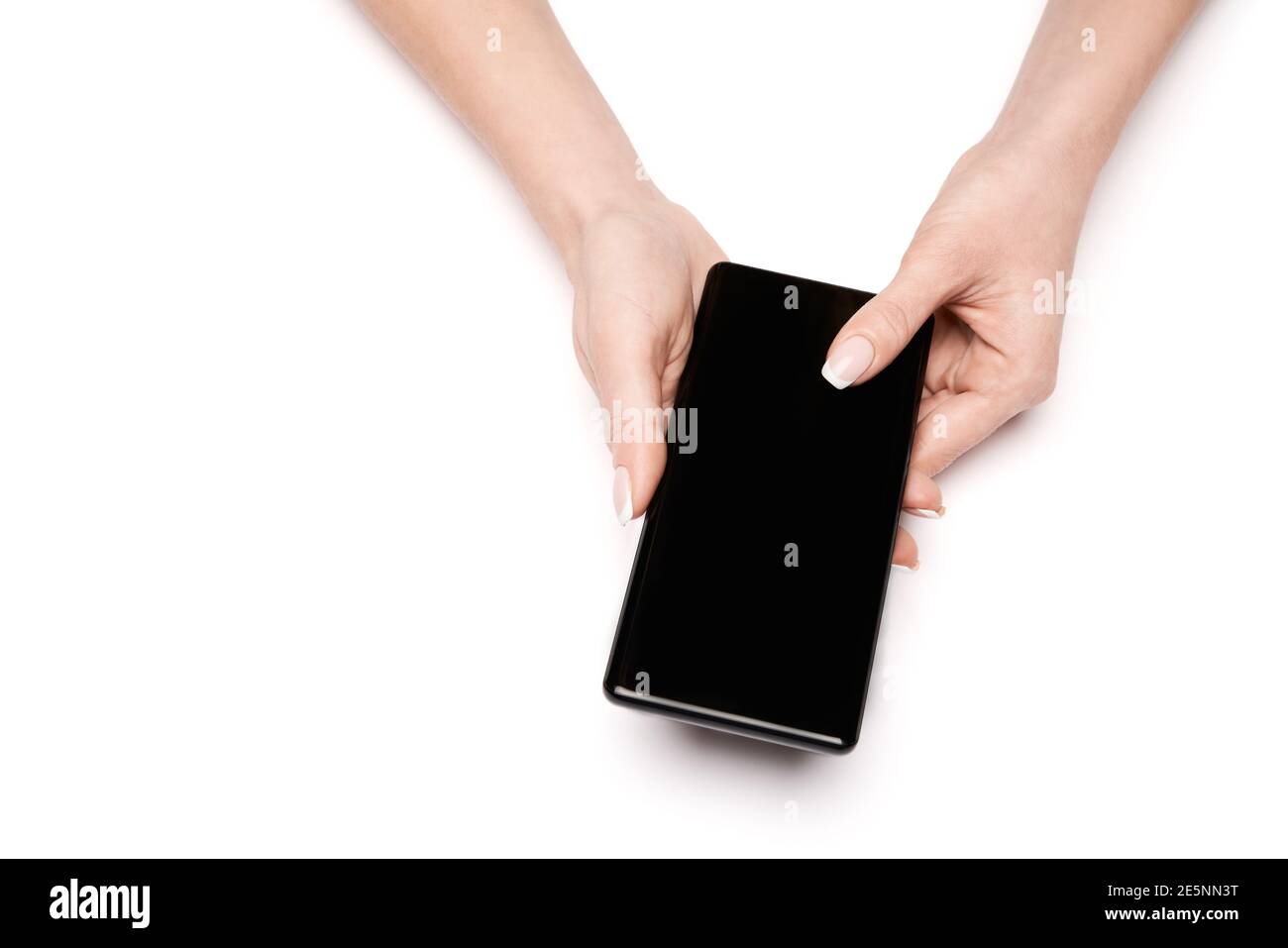 Vista dall'alto di una donna che tiene lo smartphone isolato su sfondo bianco Foto Stock