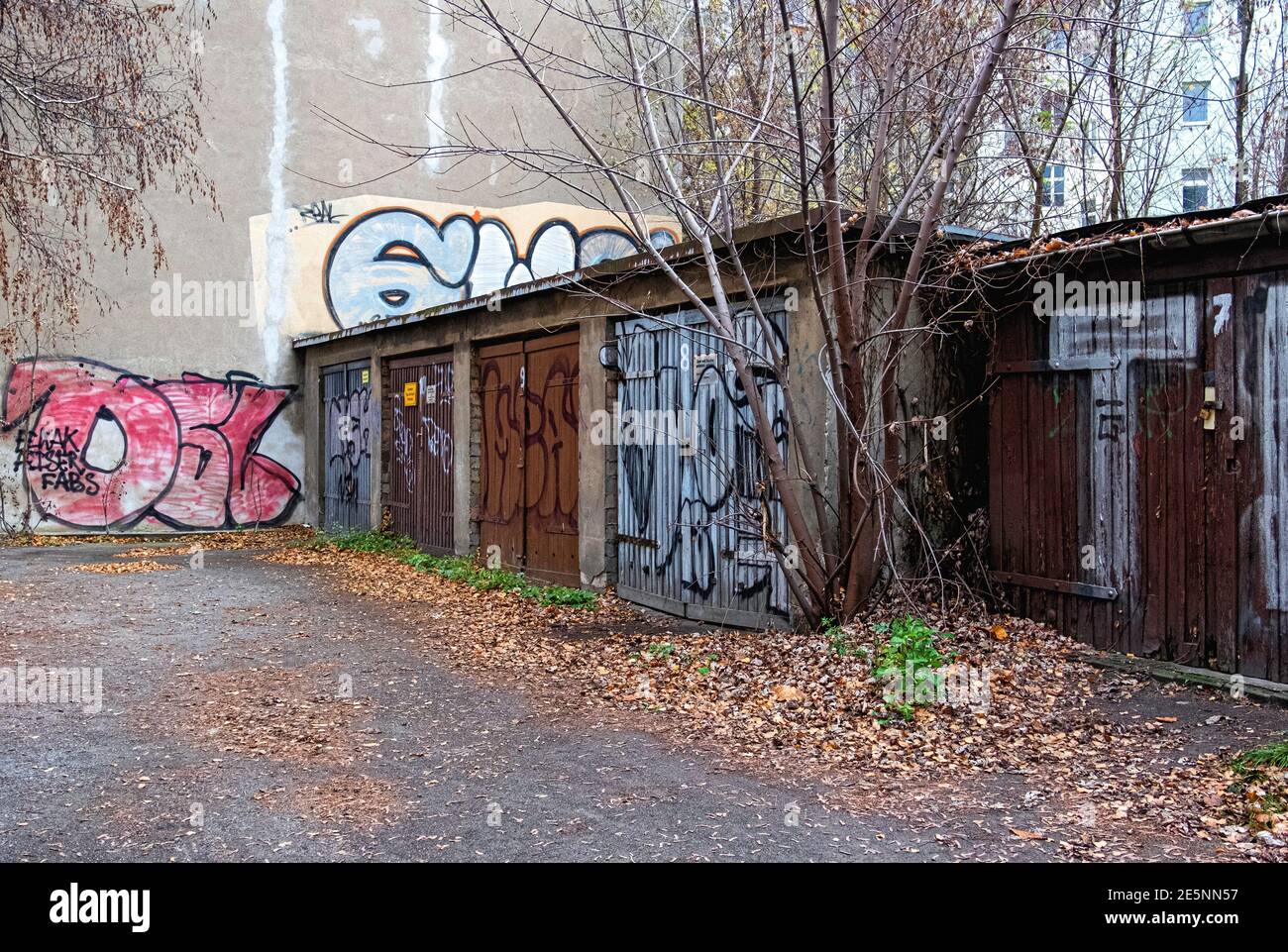 Parcheggio privato e garage coperti con graffiti e firewall Swinemünder Strasse, Mitte, Berlino Foto Stock