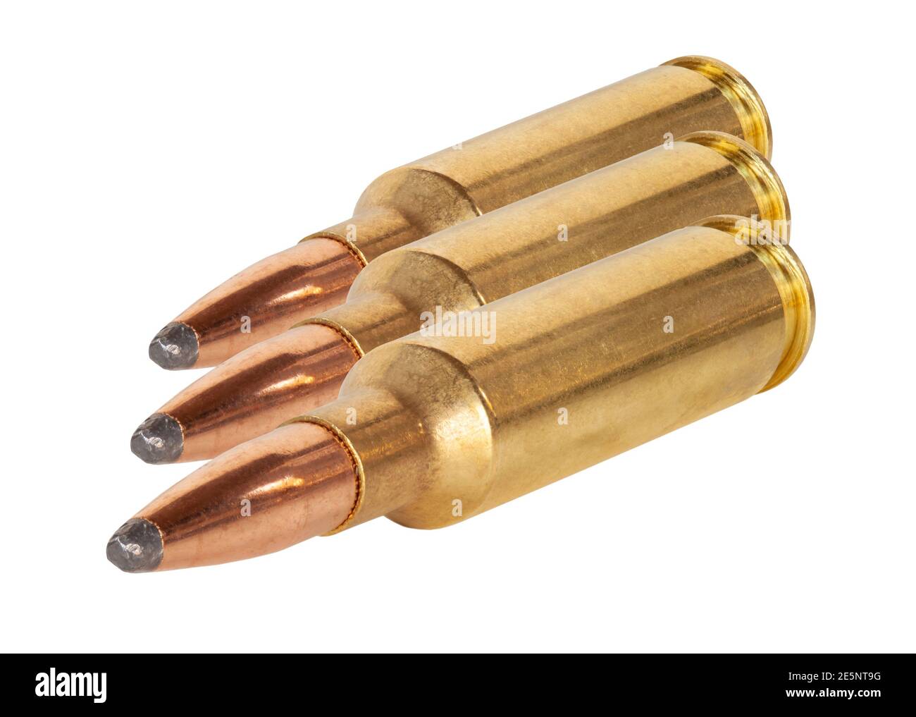 Tre cartucce di fucile con proiettili rivestiti in rame isolati su bianco  Foto stock - Alamy