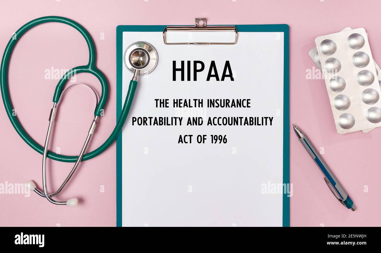 Foglio di lavoro con l'iscrizione HIPAA The Health Insurance Portability and Accountability Act del 1996, stetoscopio e pillole, vista dall'alto Foto Stock