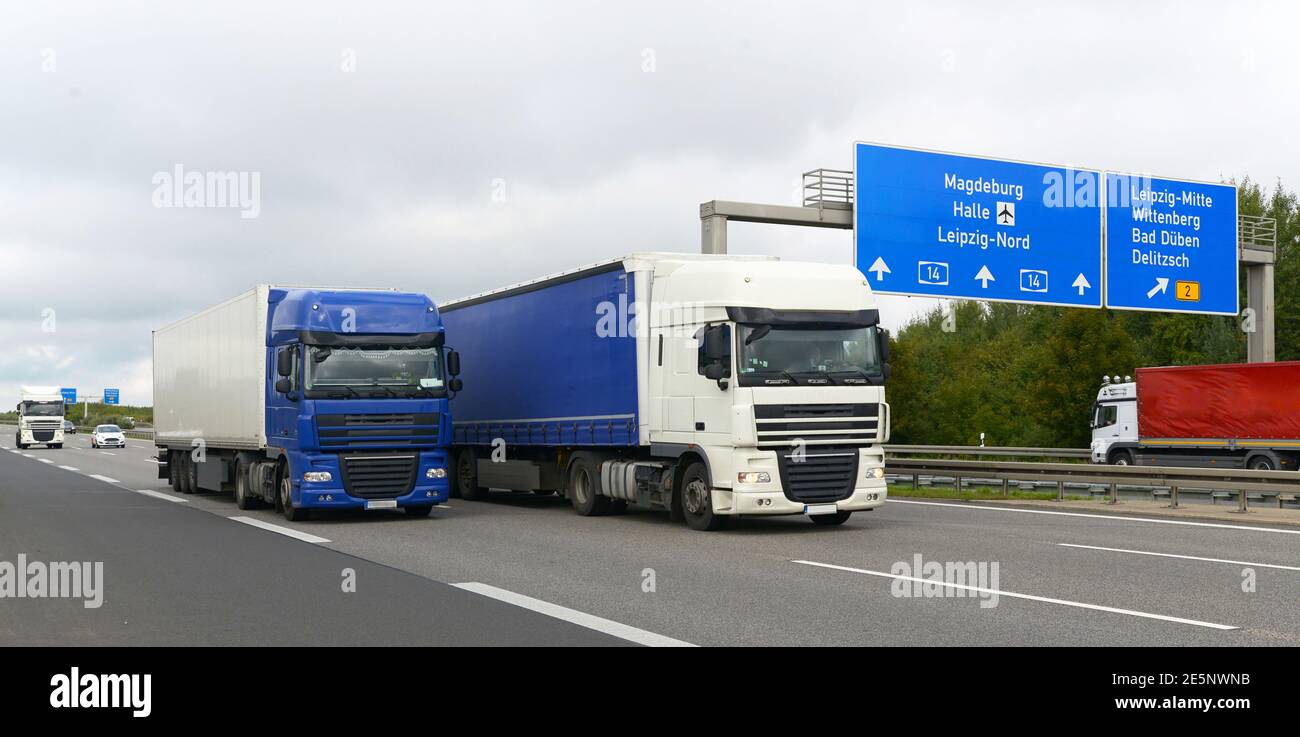 trasporto su strada di merci con autocarro - commercio e logistica Foto Stock