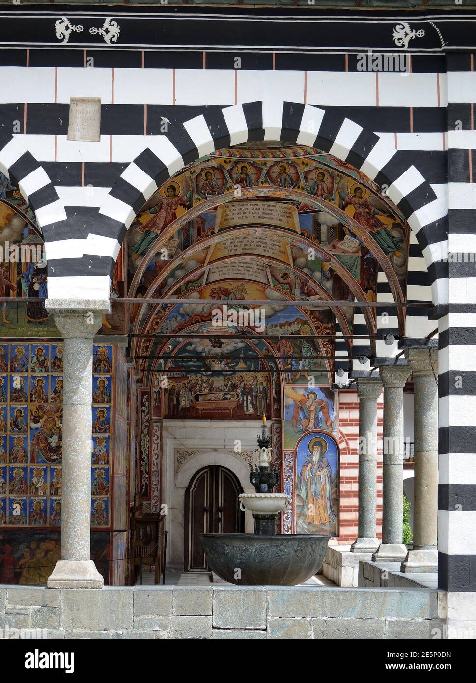 Architettura iconica al Monastero di Rila, Bulgaria Foto Stock
