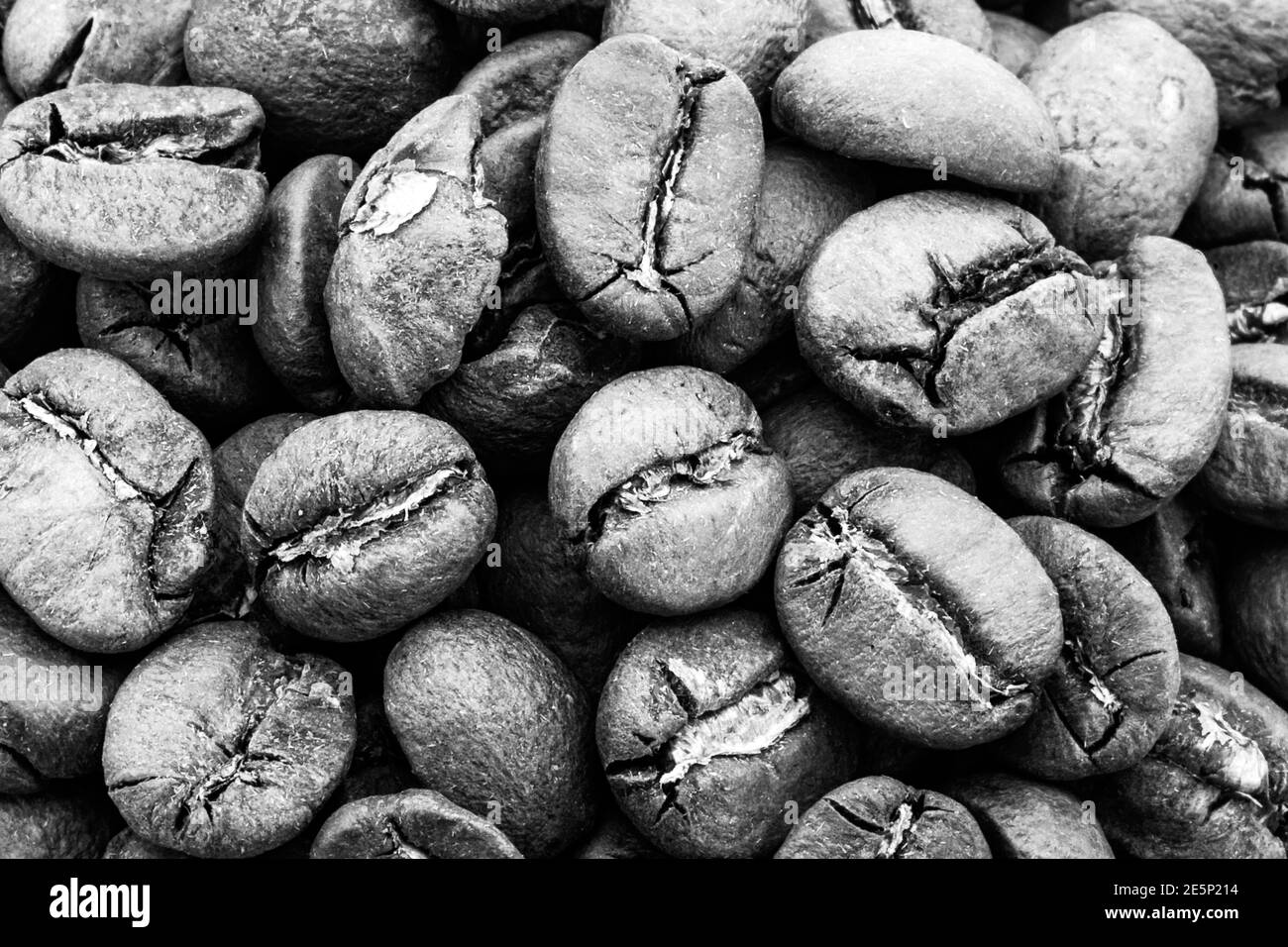 Chicchi di caffè. Marrone, semi arrostiti. Caffè su scala macro. Caffè arrosto, chicchi macinati. Foto Stock
