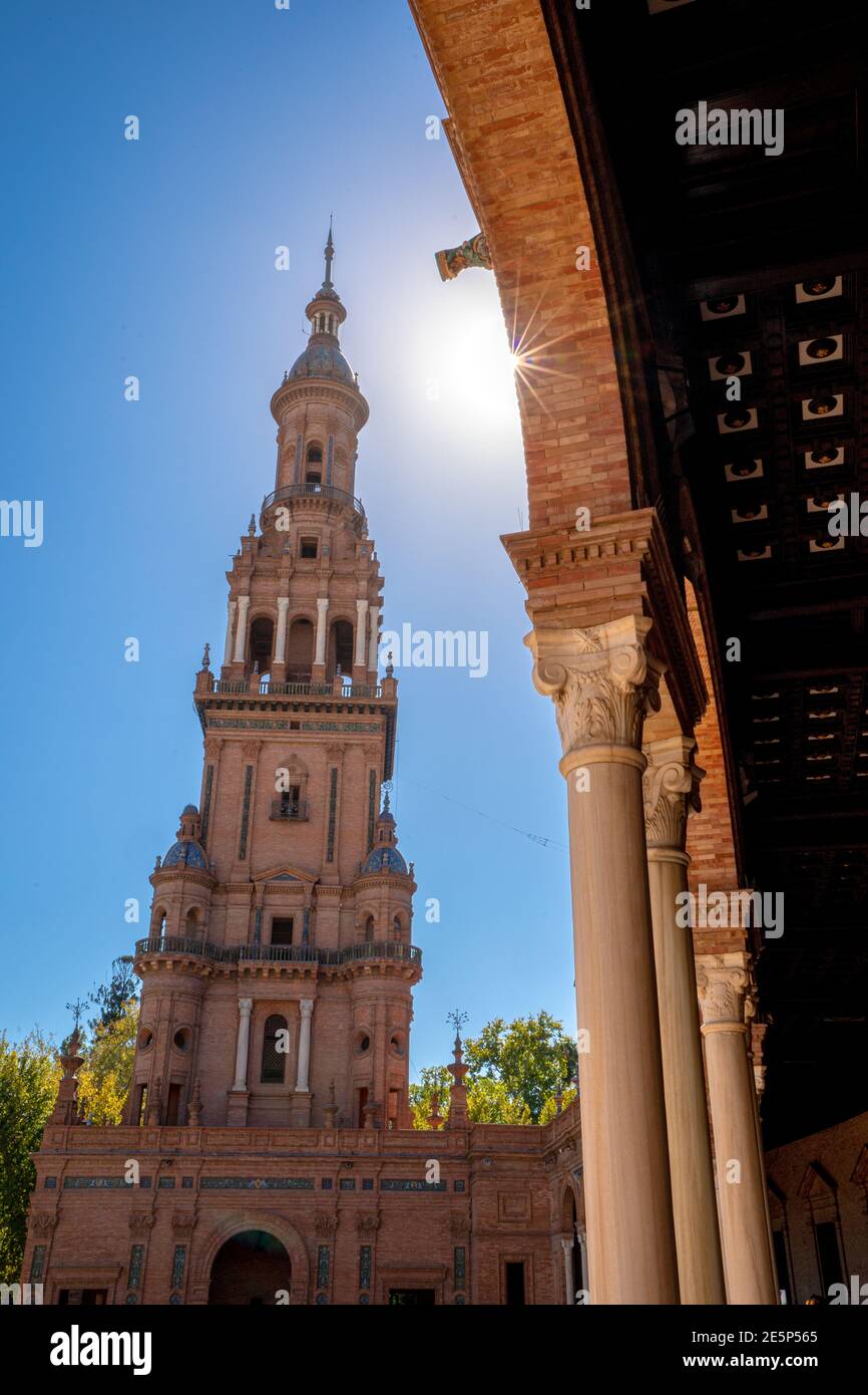 Siviglia, Plaza de España. Dettagli architettonici del palazzo nella piazza più conosciuta di Siviglia (Spagna). Giornata di sole con cielo blu. Foto Stock