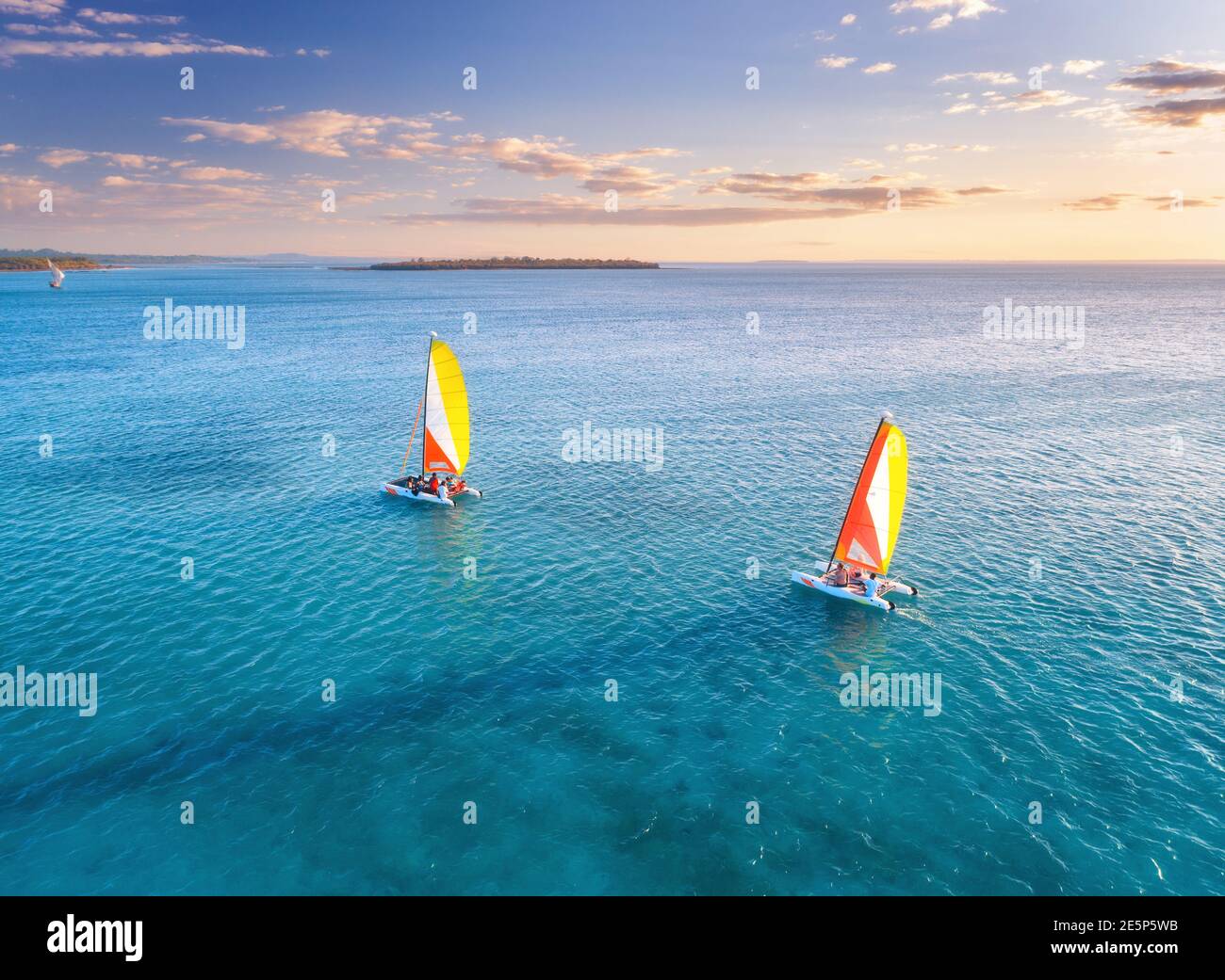 Barche a vela sul mare al tramonto in estate. Paesaggio tropicale Foto Stock