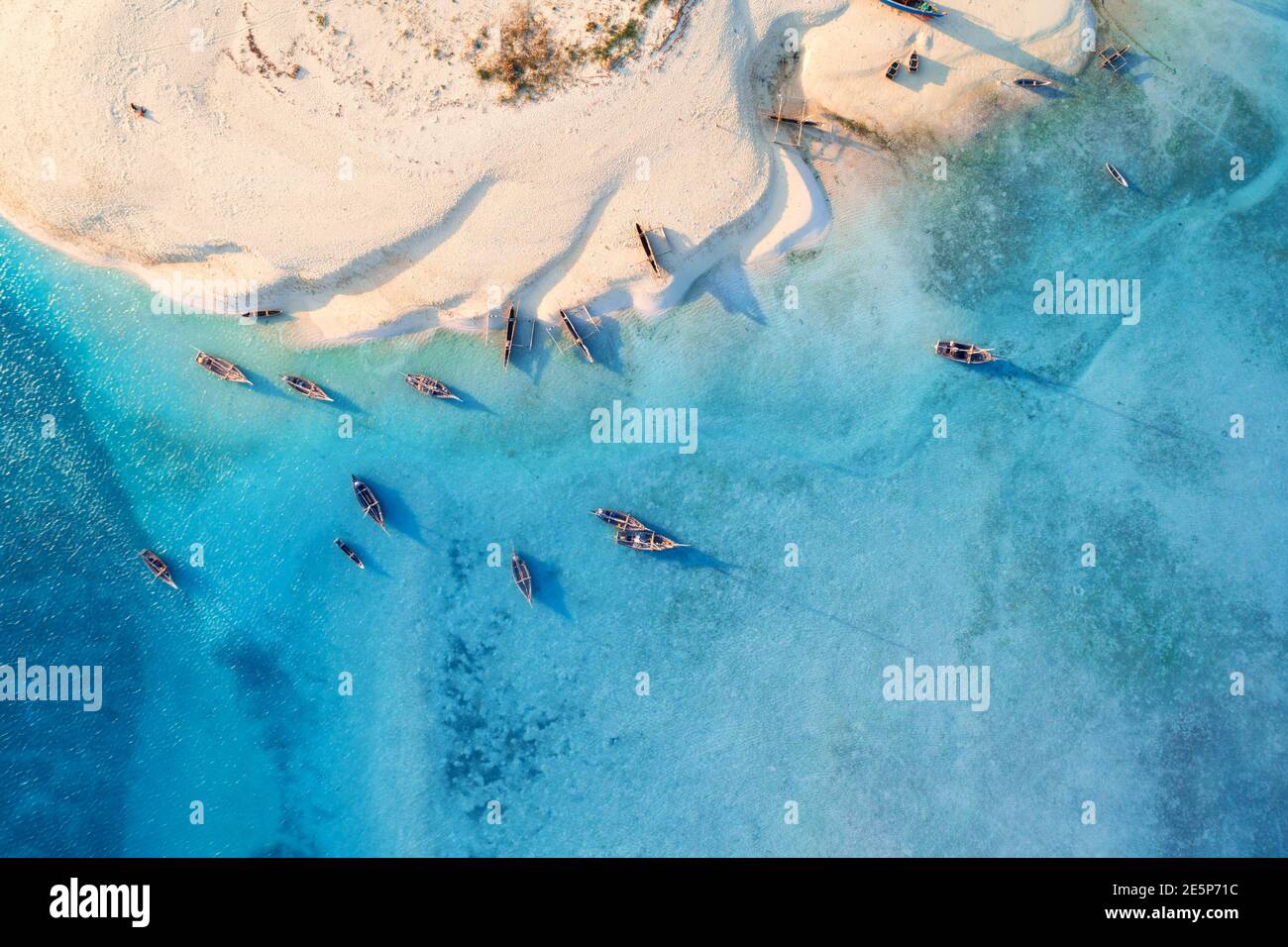 Vista aerea di barche da pesca sul mare con spiaggia di sabbia Foto Stock