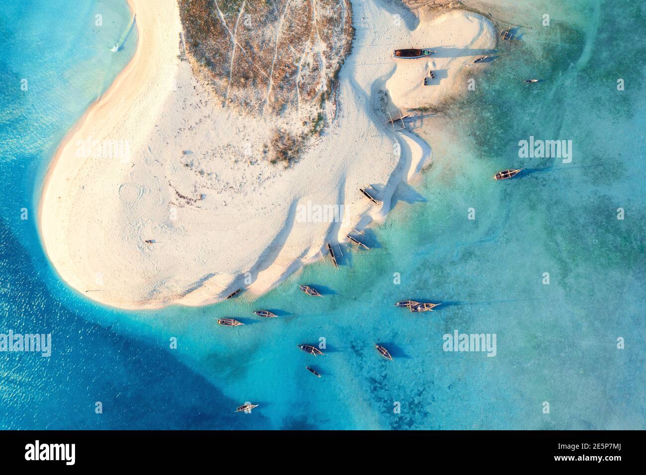 Vista aerea di barche da pesca sul mare con spiaggia di sabbia Foto Stock