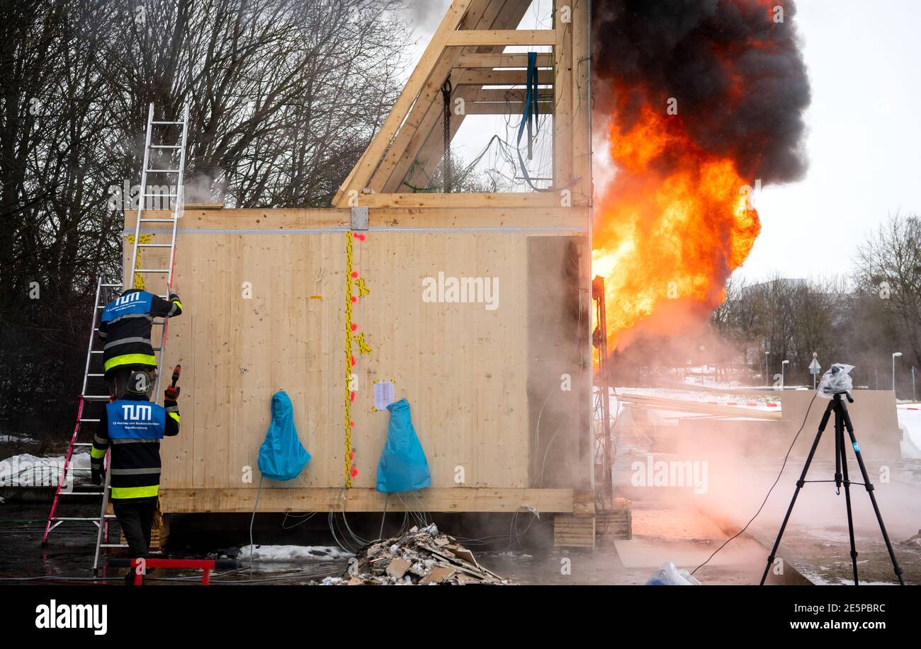 Garching, Germania. 28 Gennaio 2021. Gli scienziati dell'Università tecnica di Monaco osservano un test antincendio su larga scala. Il test ha simulato un incendio di un appartamento in una casa di legno. Raramente si svolgono test su questa scala. Credit: Sven Hoppe/dpa/Alamy Live News Foto Stock