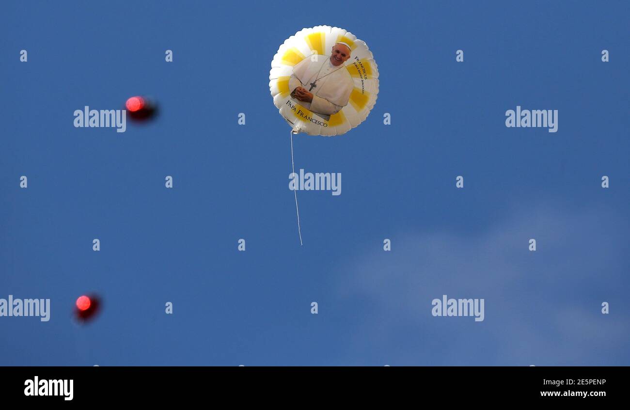 A balloon with an image of Pope Francis flies during a weekly general audience leads by the pope at St. Peter's Square at the Vatican June 18, 2014. REUTERS/Alessandro Bianchi (VATICAN - Tags: RELIGION) Foto Stock