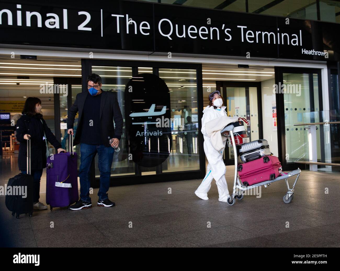 Londra, Regno Unito. 28 Gennaio 2021. Passeggeri in arrivo al Terminal 2 di Heathrow. Il 27 gennaio, il Segretario di Stato, Priti Patel, ha annunciato che le persone che arrivano da alcuni paesi dovranno isolarsi in un albergo per 10 giorni. Le norme si applicano alla maggior parte del Sudafrica e del Sudamerica, nonché al Portogallo. Inoltre, chiunque partirà dal Regno Unito deve fornire un valido motivo per poter viaggiare. I residenti del Regno Unito devono effettuare test negativi 72 ore prima del viaggio e autoisolarsi per 10 giorni all'arrivo, anche se possono farlo a casa. Credit: Mark Thomas/Alamy Live News Foto Stock