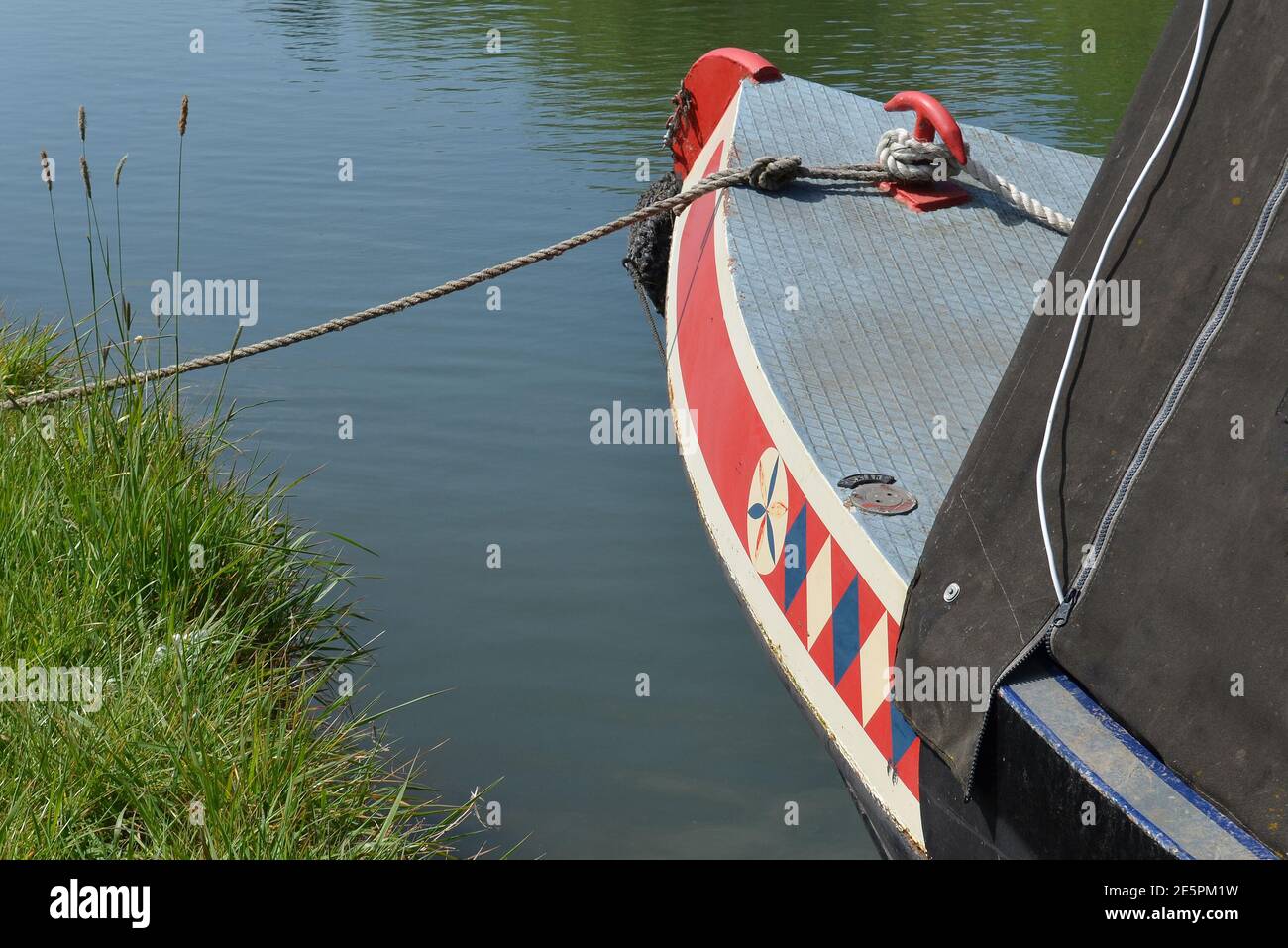 Canal Boat ormeggiata nel Cotswolds, Inghilterra Foto Stock