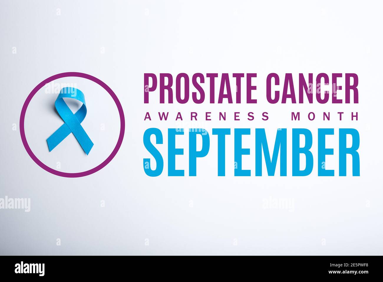 Mont consapevolezza del cancro della prostata. Settembre. Nastro di carta di consapevolezza blu fatto a mano su sfondo bianco. Foto Stock