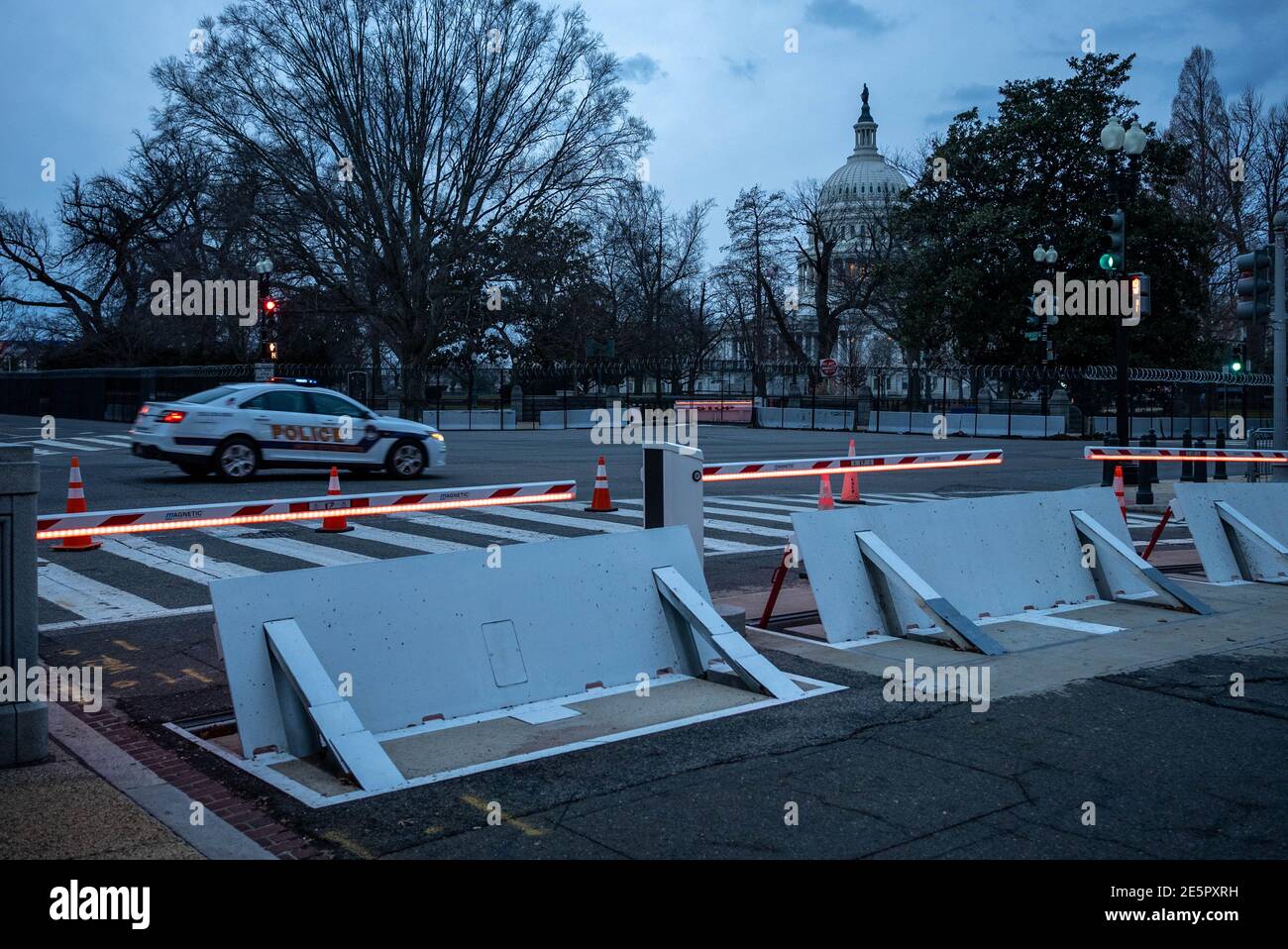 Washington, Stati Uniti. 28 Gennaio 2021. La sicurezza rimane alta in e intorno alle entrate al Campidoglio degli Stati Uniti a Washington, DC giovedì 28 gennaio 2021. Il presidente Biden ha chiesto al direttore dell'intelligence nazionale di elaborare una valutazione globale delle minacce sull'estremismo violento domestico nel paese, poiché la nuova amministrazione cerca di affrontare quella che definisce una "minaccia grave e crescente per la sicurezza nazionale". Foto di Ken Cedeno/UPI Credit: UPI/Alamy Live News Foto Stock