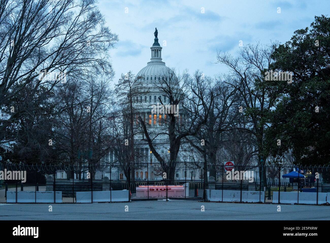 Washington, Stati Uniti. 28 Gennaio 2021. La sicurezza rimane alta in e intorno alle entrate al Campidoglio degli Stati Uniti a Washington, DC giovedì 28 gennaio 2021. Il presidente Biden ha chiesto al direttore dell'intelligence nazionale di elaborare una valutazione globale delle minacce sull'estremismo violento domestico nel paese, poiché la nuova amministrazione cerca di affrontare quella che definisce una "minaccia grave e crescente per la sicurezza nazionale". Foto di Ken Cedeno/UPI Credit: UPI/Alamy Live News Foto Stock