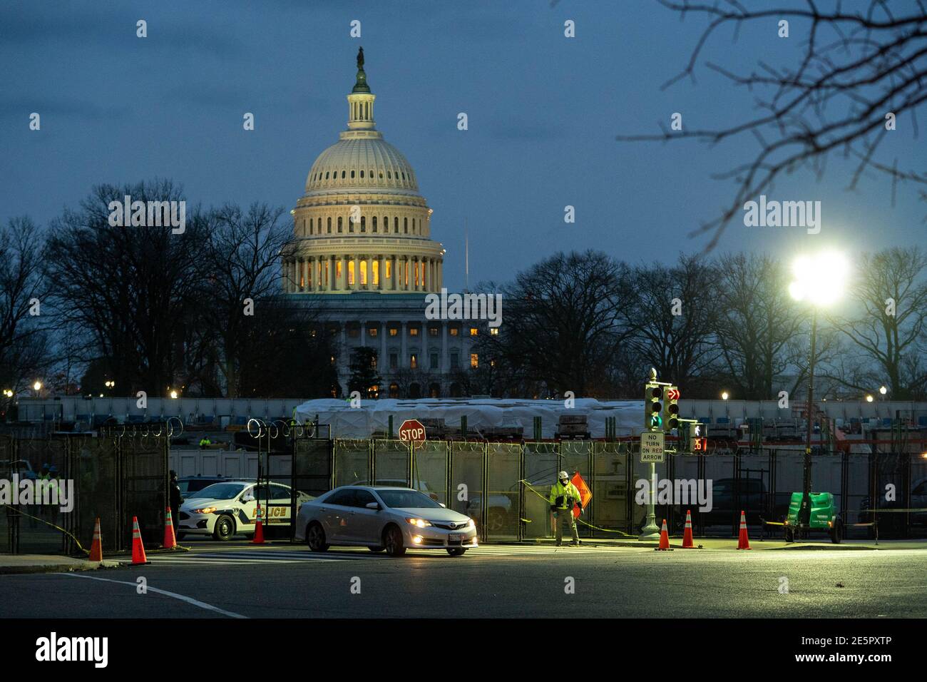 Washington, Stati Uniti. 28 Gennaio 2021. La sicurezza rimane alta in e intorno alle entrate al Campidoglio degli Stati Uniti a Washington, DC giovedì 28 gennaio 2021. Il presidente Biden ha chiesto al direttore dell'intelligence nazionale di elaborare una valutazione globale delle minacce sull'estremismo violento domestico nel paese, poiché la nuova amministrazione cerca di affrontare quella che definisce una "minaccia grave e crescente per la sicurezza nazionale". Foto di Ken Cedeno/UPI Credit: UPI/Alamy Live News Foto Stock