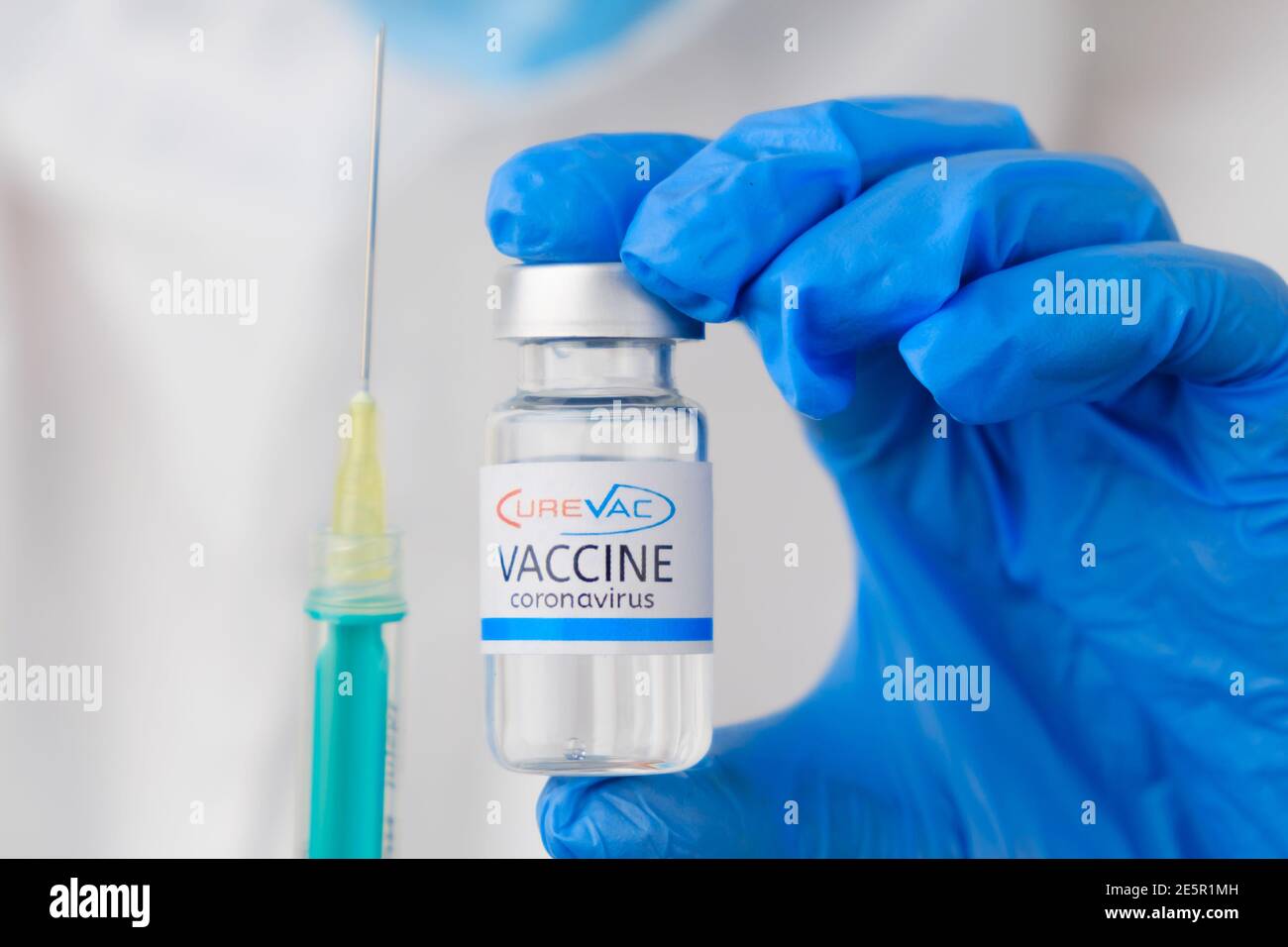 CureVac vaccino e siringa monouso per iniezione nelle mani dei medici. Prevention of Coronavirus, Sars-COV-2, Covid-19, gennaio 2021, San Francisco Foto Stock