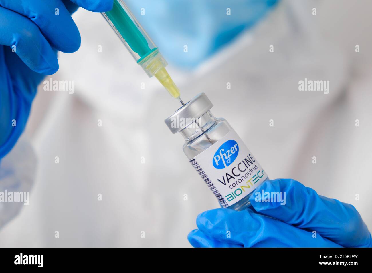 Pfizer e Biontech coronavirus vaccino e siringa nel flacone o flaconcino per iniezione nelle mani dei medici. Covid-19, SARS-Cov-2 prevenzione, gennaio Foto Stock