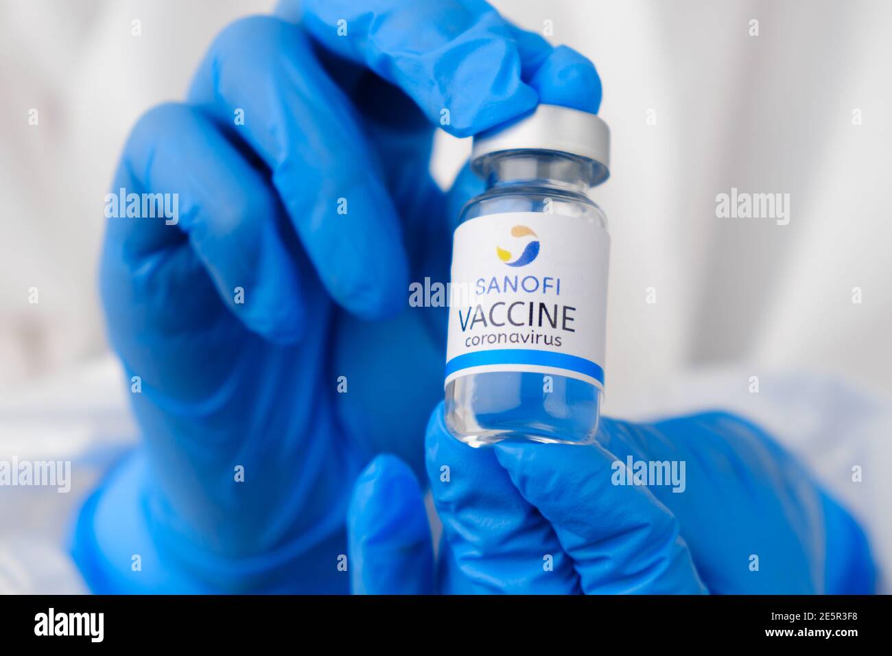 Vaccino Sanofi coronavirus in medici o infermieri mani in guanti di gomma blu. Prevention of sars-COV-2 or Covid-19, gennaio 2021, San Francisco, USA. Foto Stock