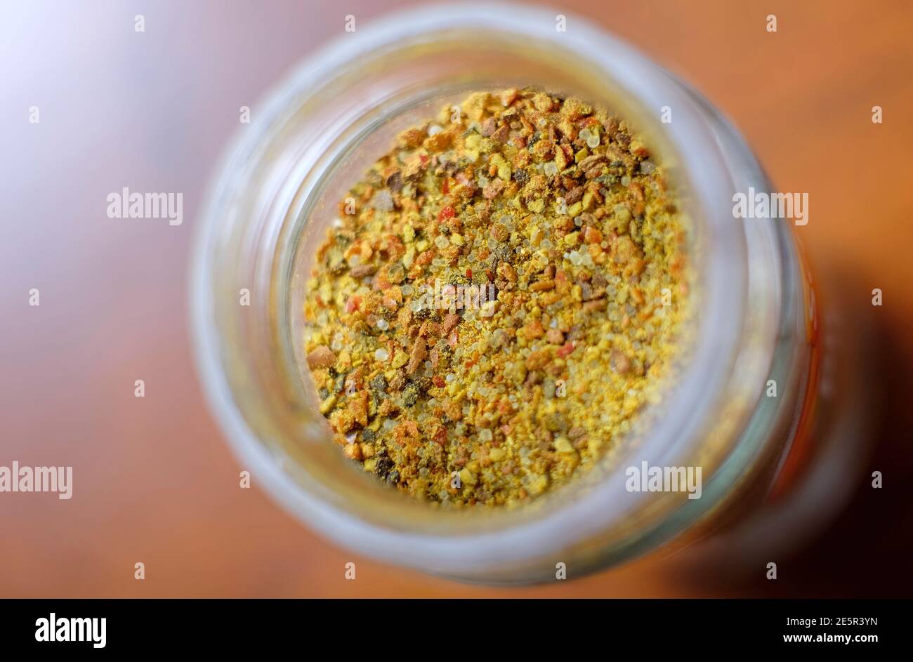 riso pilau indiano condimento in piccolo vaso di vetro su cucina piano del tavolo Foto Stock