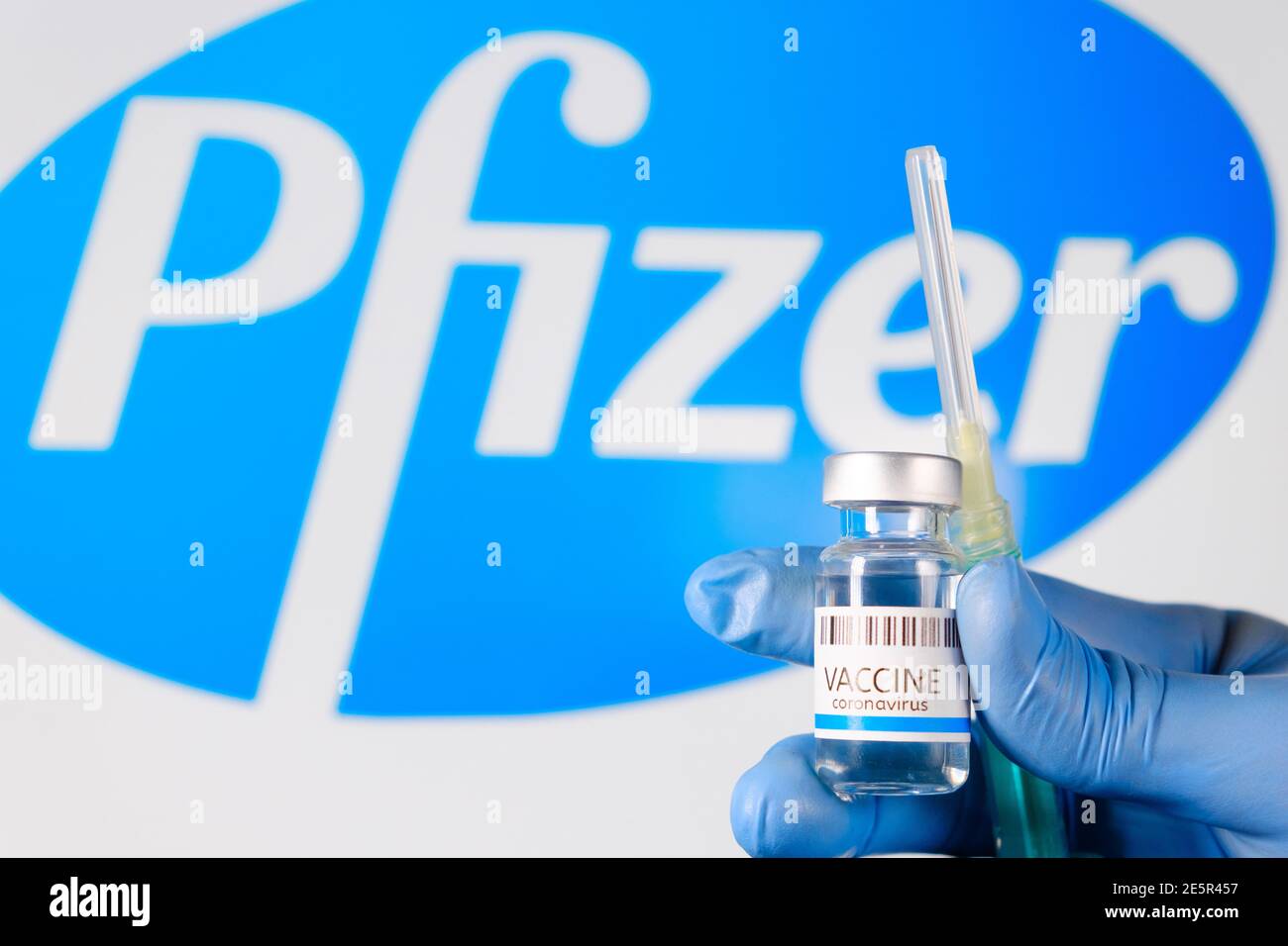 Pfizer ampule con vaccino per la prevenzione del coronavirus, SARS-Cov-2 e siringa in medici mano in guanti di gomma blu, gennaio 2021, San Francisco Foto Stock