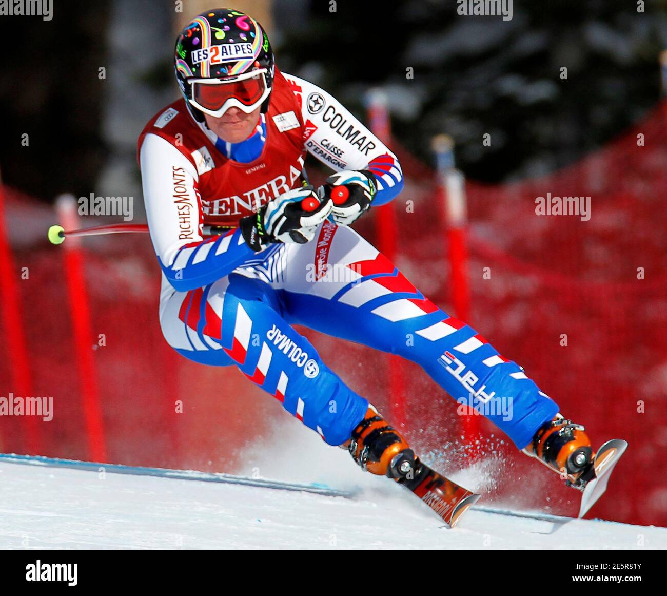 Marion Rolland di Francia fa una svolta durante la gara di sci alpino della Coppa del mondo delle Donne sul lago Louise, Alberta 2 dicembre 2011. REUTERS/Mike Blake (CANADA - TAG: SCI DI SPORT) Foto Stock
