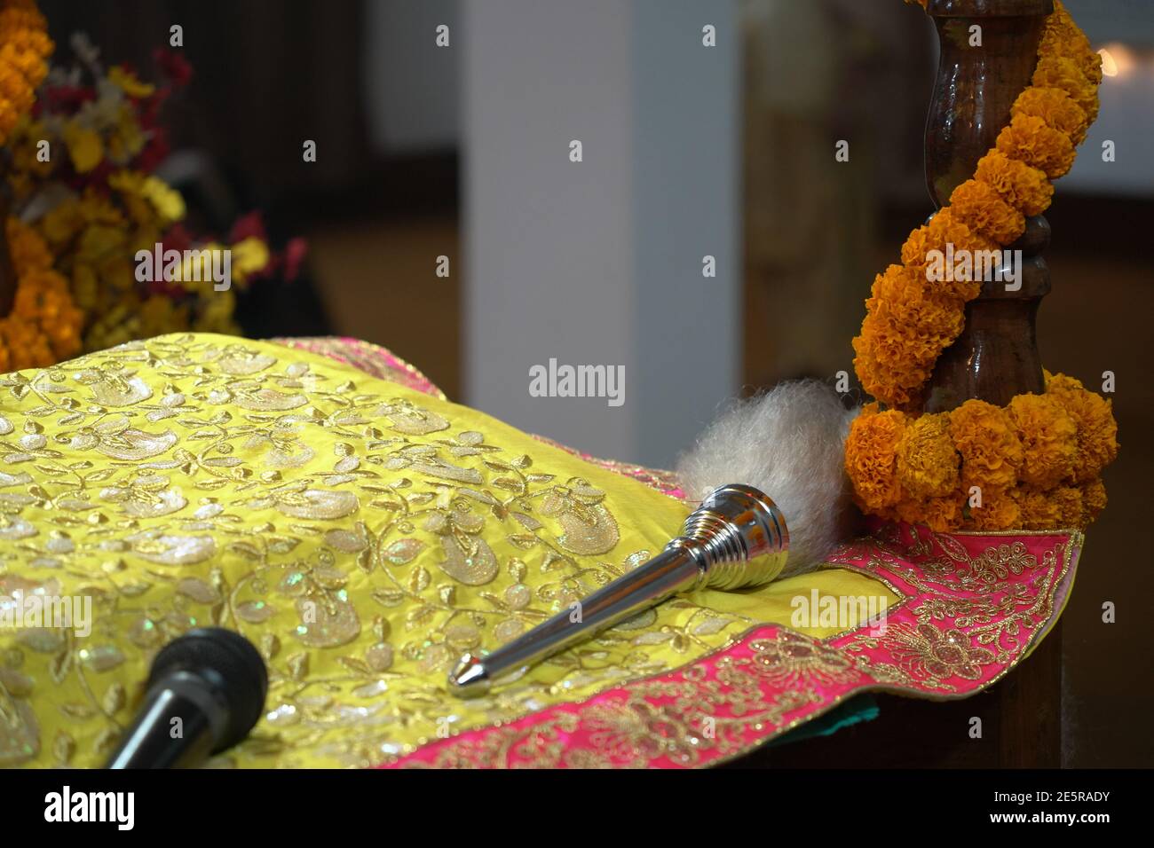 Chaur sahib per Guru Granth sahib. Sikh culto rituale religioso Chaur sahib in santo Gurudwara. Foto Stock