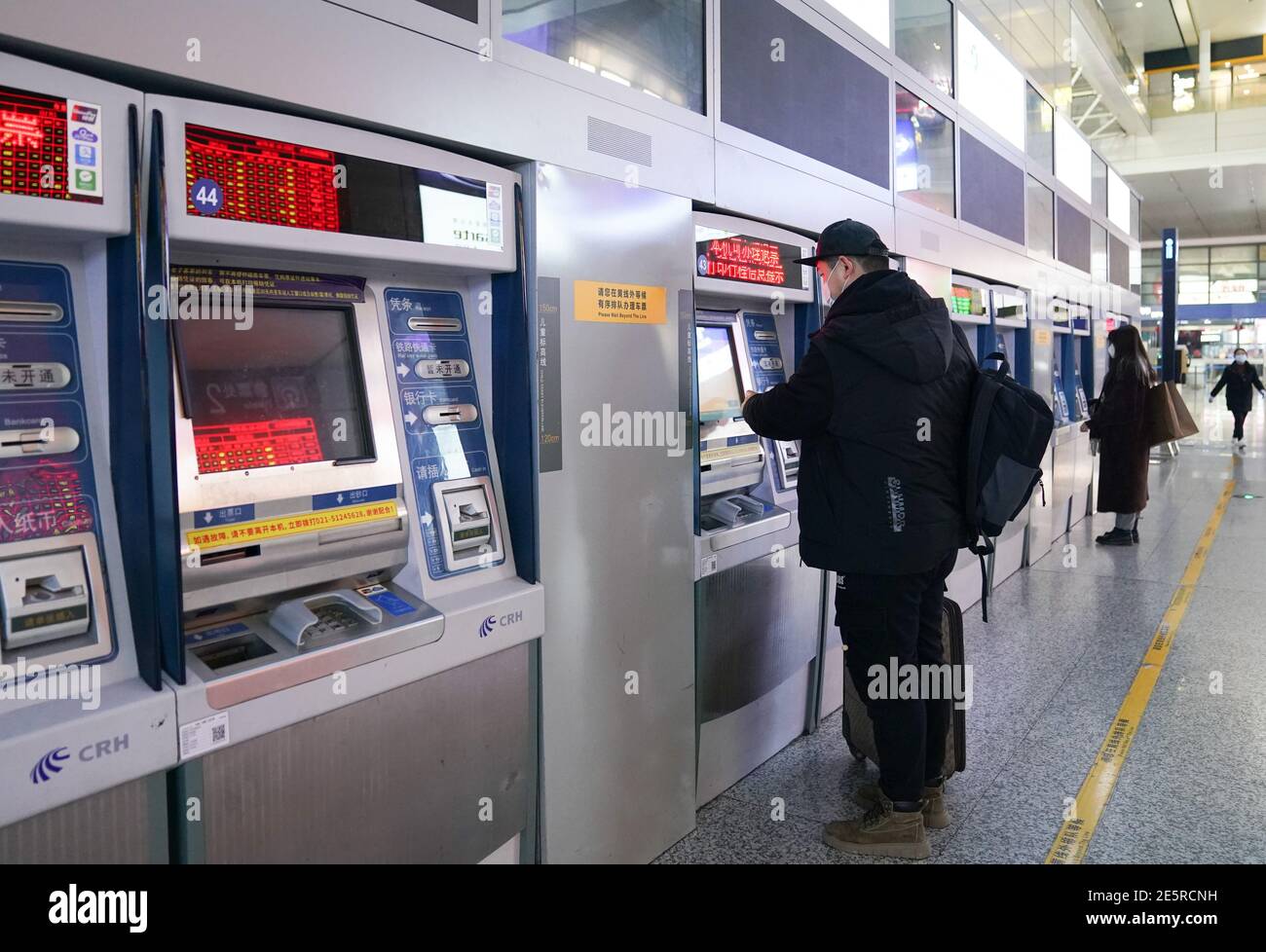 (210128) -- SHANGHAI, 28 gennaio 2021 (Xinhua) -- Gao li riceve il suo biglietto su una macchina self-service presso la sala partenze della stazione ferroviaria di Shanghai Hongqiao a Shanghai, Cina orientale, 28 gennaio 2021. Il primo giorno della corsa di viaggio del Festival di Primavera nel 2021, Gao li, un lavoratore migrante 'dopo gli anni '90' a Shanghai, ha imballato i suoi bagagli e ha messo piede sulla sua strada di ritorno alla sua città natale di Huangpi, Wuhan della Cina centrale per il Festival di Primavera. Prima di effettuare il check-in, ha fumato per il rapporto negativo di test sugli acidi nucleici nel suo sacchetto. Niente potrebbe essere più importante di questo pezzo di 'bagagli'. Due giorni fa Foto Stock