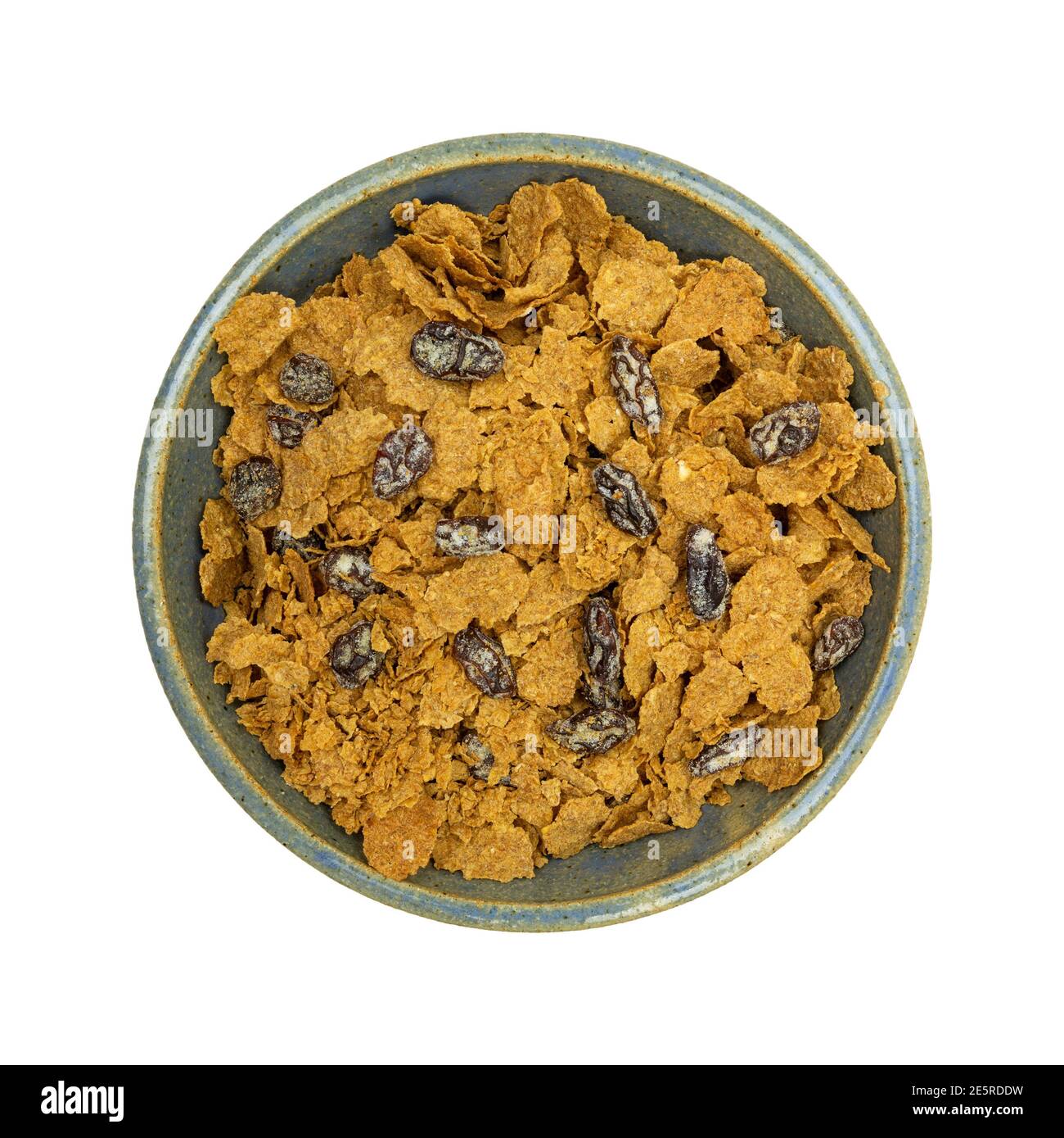 Vista dall'alto di una ciotola piena di fiocchi di crusca e uvetta, cereali per la colazione isolati su sfondo bianco. Foto Stock