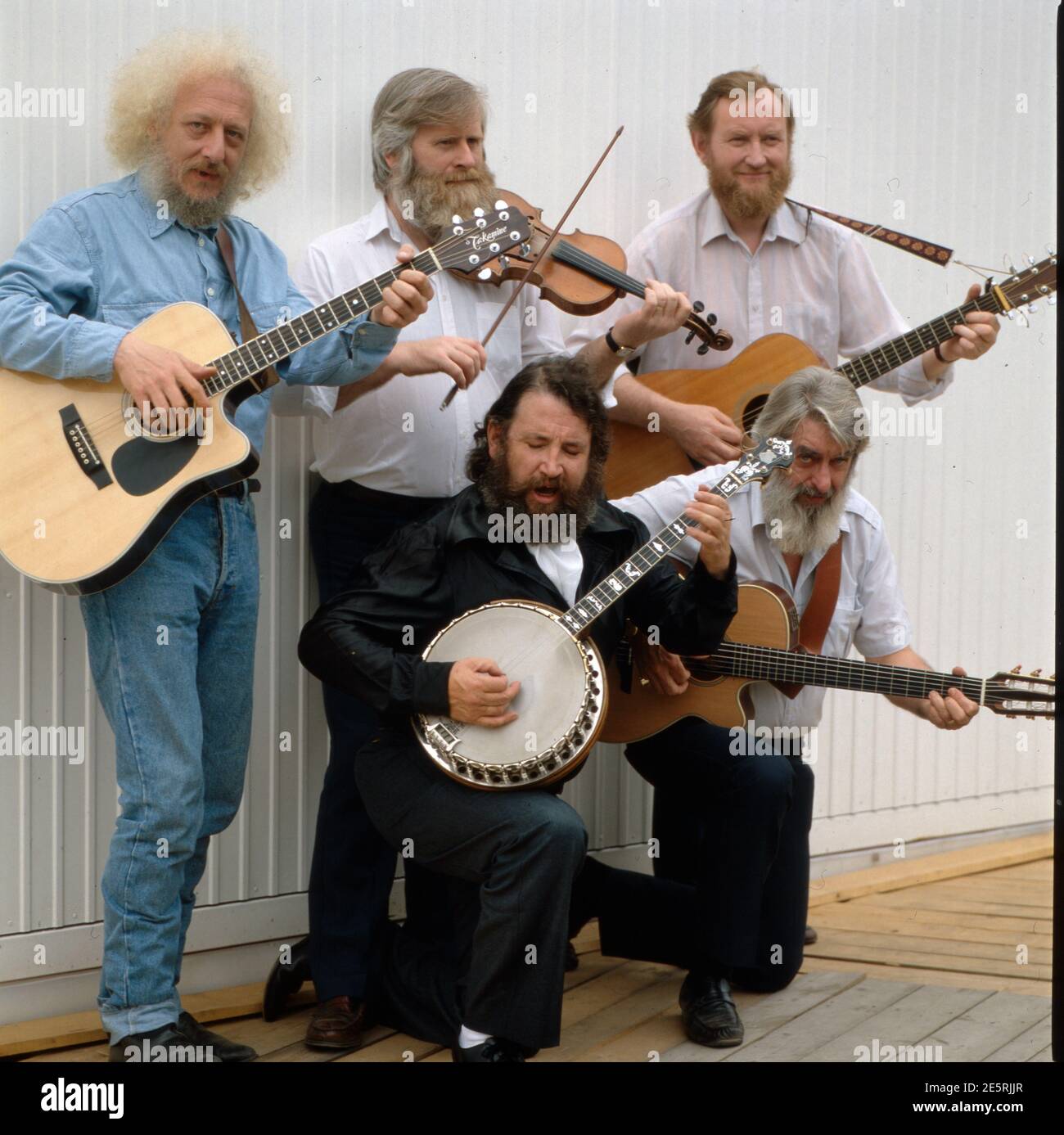 DUBLINERS, berühmte Irish Folk Music Band aus Dublin: Eamonn Campbell, John Sheahan, Sean Cannon, Ronnie Drew, Barney McKenna, circa 1983. LA FAMOSA band di musica folk irlandese DUBLINERS da Dublino: Eamonn Campbell, John Sheahan, Sean Cannon, Ronnie Drew, Barney McKenna, circa 1983. Foto Stock