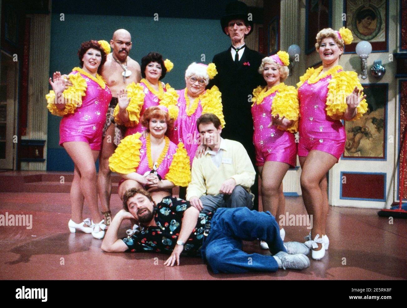 Donnerlippchen – Spiele ohne Gewähr, Spielshow, Deutschland 1986 - 1988, Moderator Jürgen von der Lippe mit Chappy dem Vollstrecker und D.Klinker-Emden und Seniorinnen-Tanzgruppe. Foto Stock