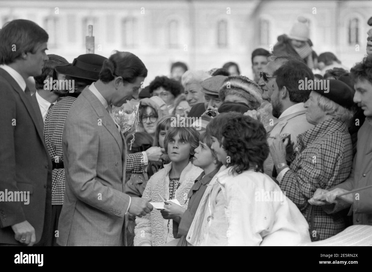 Begeisterte Münchner bekommen Autogram von Prinz Charles, 1987. Entusiasti residenti di Monaco che chiedono autografi dal principe Carlo, 1987. Foto Stock