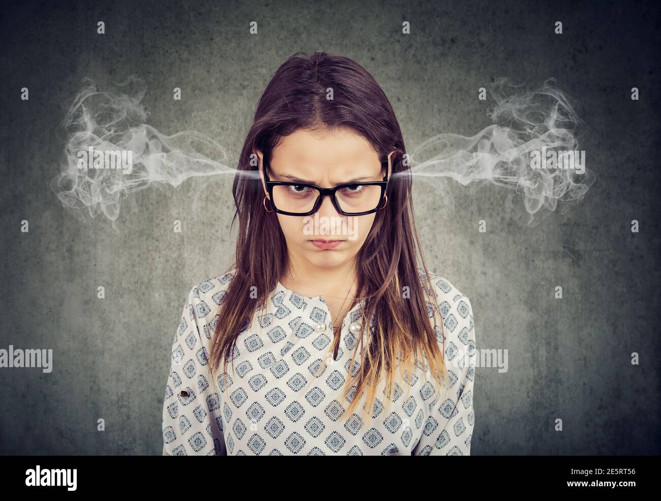 Arrabbiato giovane donna fumante sentirsi frustrato Foto Stock
