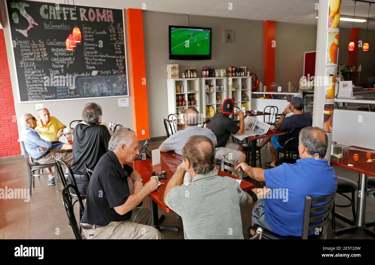 I clienti del ristorante caffe Roma guardano una telecasta di calcio dal  vivo delle squadre italiane la domenica mattina a Pompano Beach, Florida,  10 novembre 2013. La stella del calcio David Beckham