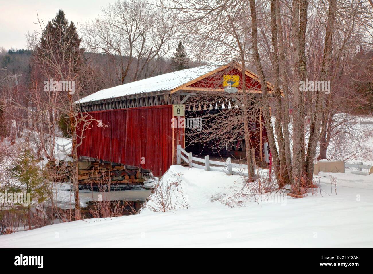 Narrows Covered Bridge vicino al lago Memphremagog nelle città orientali, Quebec, Canada Foto Stock