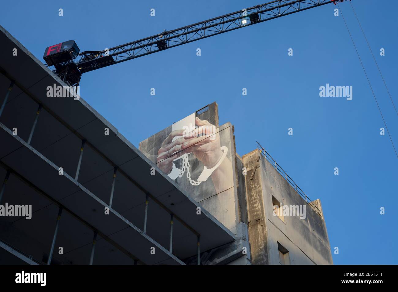 Graffito raffigurante la schiavitù alla tecnologia. L'ex grande magazzino Karstadt di Karl-Marx-Strasse a Neukölln è stato eviscerato e rimontato. Foto Stock