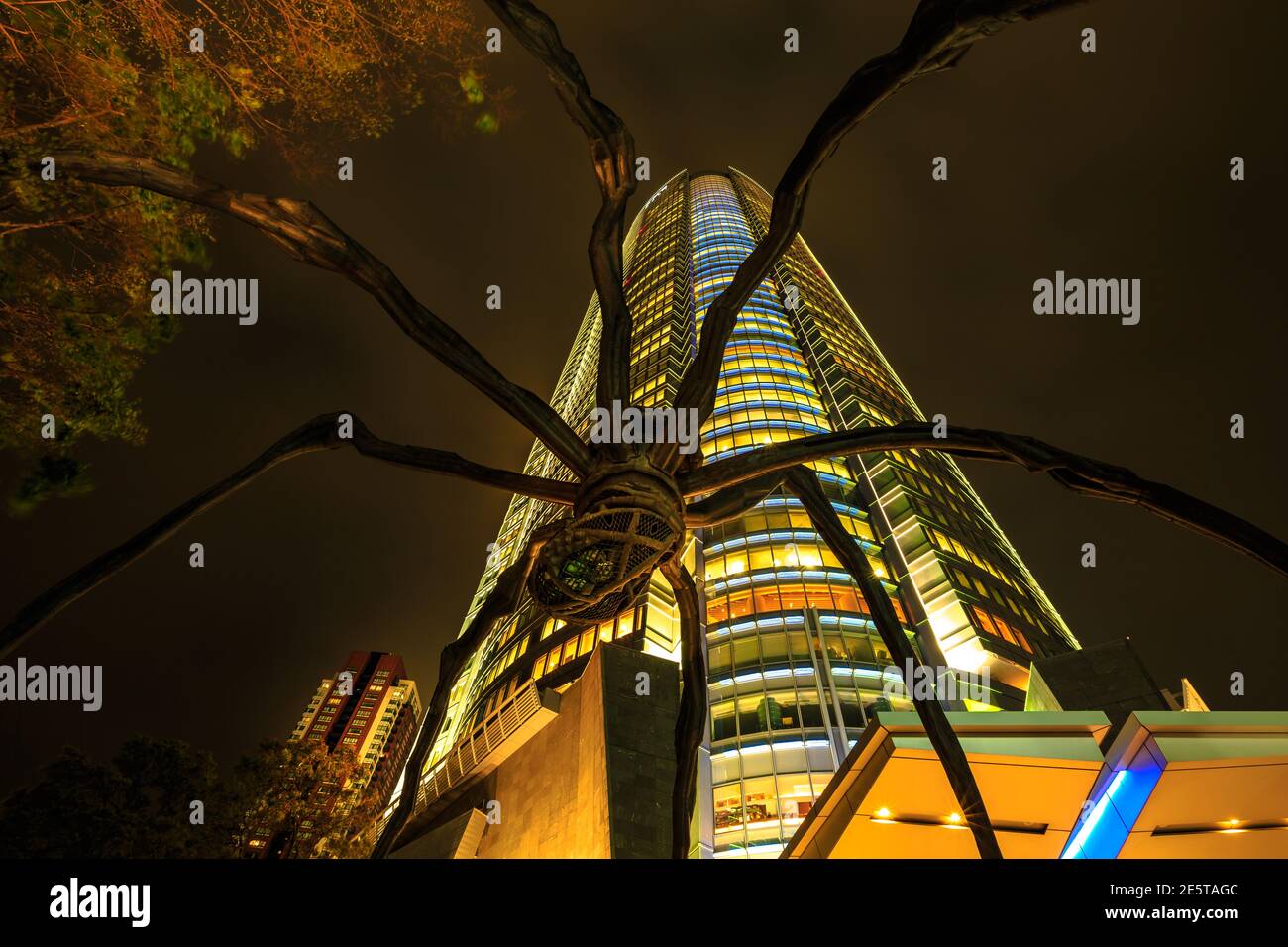 Tokyo, Giappone - 20 aprile 2017: Torre Mori di notte all'interno del complesso delle colline di Roppongi, distretto di Minato, Tokyo. La scultura in bronzo Spider chiamata Maman is Foto Stock