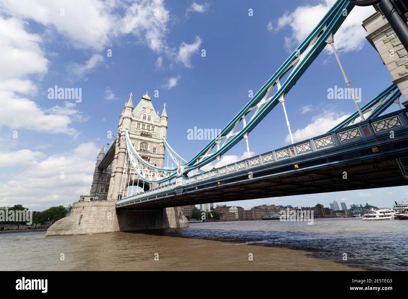 Vista grandangolare del Tower Bridge dalla riva sud del fiume Il Tamigi Foto Stock