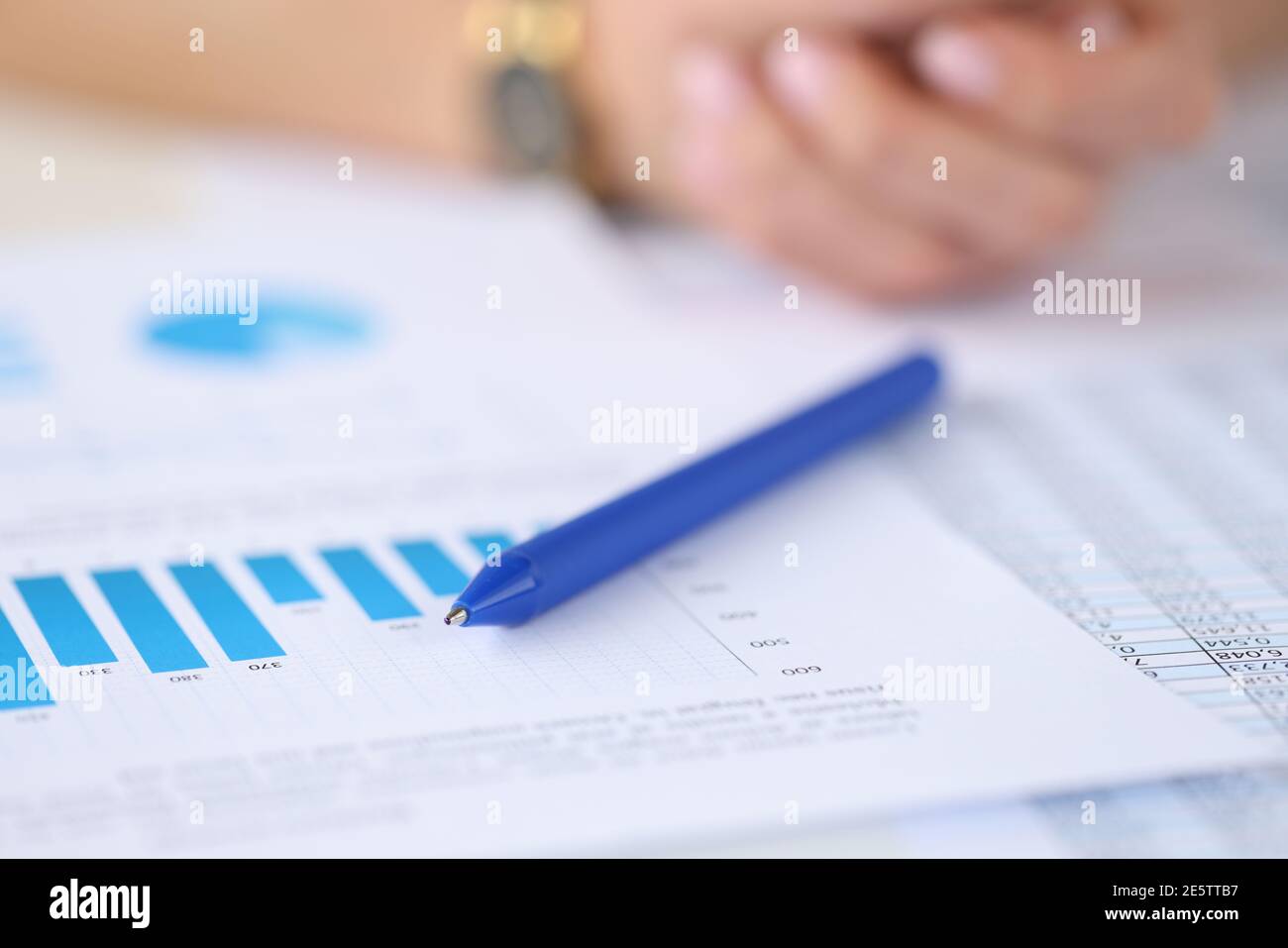 Penna a sfera su documenti con grafici e diagrammi in primo piano Foto Stock