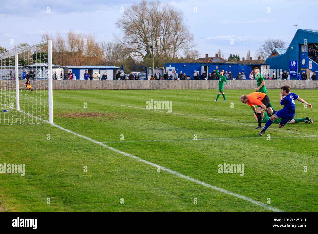 Partita di calcio locale amatoriale tra Billingham Town e Easington  Colliery nel nord-est dell'Inghilterra, UK.Forward colpisce la palla in  rete Foto stock - Alamy