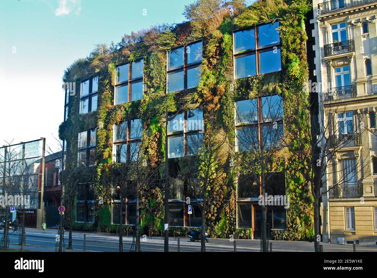 'Edificio verde' con un giardino verticale nella facciata. Parigi, Francia Foto Stock