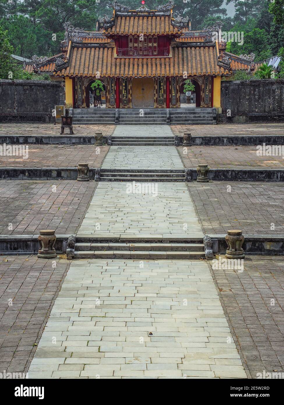 HUE, VIETNAM - 21 marzo 2017: Porta di Hien Duc alla tomba di Minh Mang. Hue è l'ex capitale della dinastia Nguyen. Foto Stock