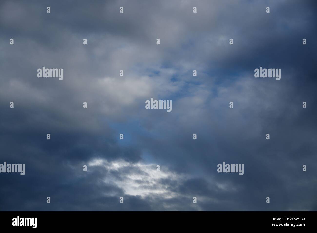 Sfondi Cloudy Sky - blu e bianco - una selezione di immagini di sfondo uniche con un'ampia varietà di forme e dimensioni del cloud. Ampia varietà Foto Stock