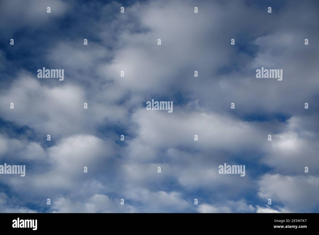 Sfondi Cloudy Sky - blu e bianco - una selezione di immagini di sfondo uniche con un'ampia varietà di forme e dimensioni del cloud. Ampia varietà Foto Stock